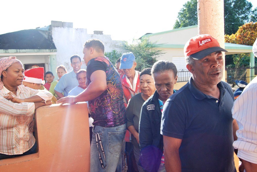 Entrega de Comidas navideñas a cientos de familias En el barrio Pulú, Moca